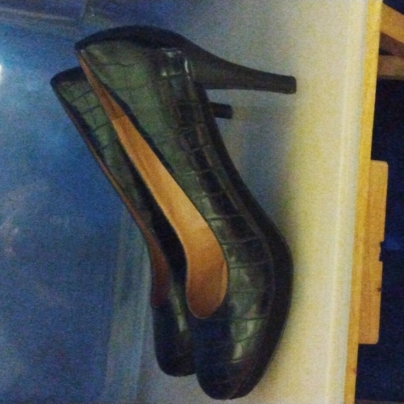 Nine West Reptile Embossed Platform Pump.  Size 8 1/2. - Picture 2 of 8